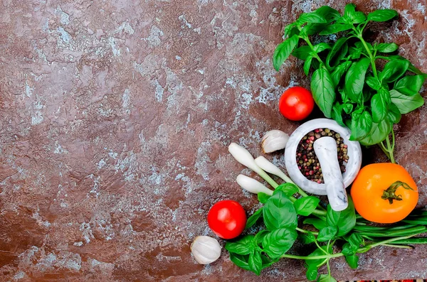 Tomates Vermelhos Amarelos Maduros Cebola Verde Manjericão Alho Sal Especiarias — Fotografia de Stock