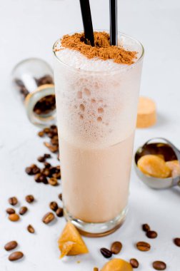 Sütlü çikolata kokteyl veya soğuk şanti kahve süt ve buz ile hafif koyu arka plan üzerinde kopya alanı kakao serpin,