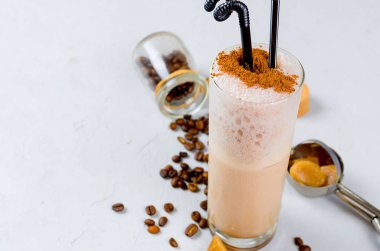 Sütlü çikolata kokteyl veya soğuk şanti kahve süt ve buz ile hafif koyu arka plan üzerinde kopya alanı kakao serpin,