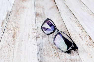 Beyaz ahşap zemin üzerinde siyah gözlük. Düz yatıyordu, en iyi görünüm, mockup, kopya alanı