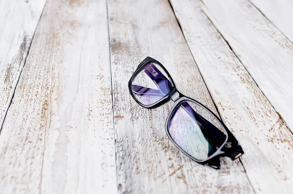 Beyaz ahşap zemin üzerinde siyah gözlük. Düz yatıyordu, en iyi görünüm, mockup, kopya alanı