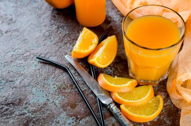 portakal suyu bir bardak ve bir şişe ve parça üstünde a beton kahverengi-mavi arka plan kopya yer Orange