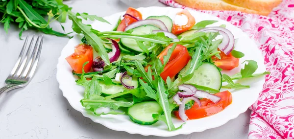 沙拉与芝麻菜 西红柿 黄瓜在光的背景 健康饮食的概念 清淡的午餐 顶部视图 复制空间 — 图库照片