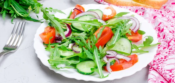 Ensalada Con Rúcula Tomates Pepinos Sobre Fondo Claro Concepto Alimentación — Foto de Stock