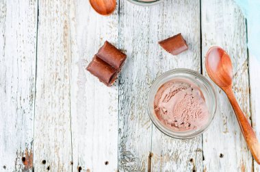 Beyaz bir kırsal masada kasedeki çikolatalı dondurma topu. Boşluğu kopyala.