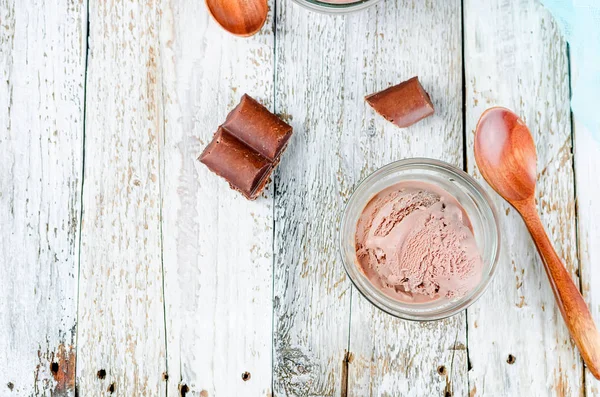 Beyaz bir kırsal masada kasedeki çikolatalı dondurma topu. Boşluğu kopyala.