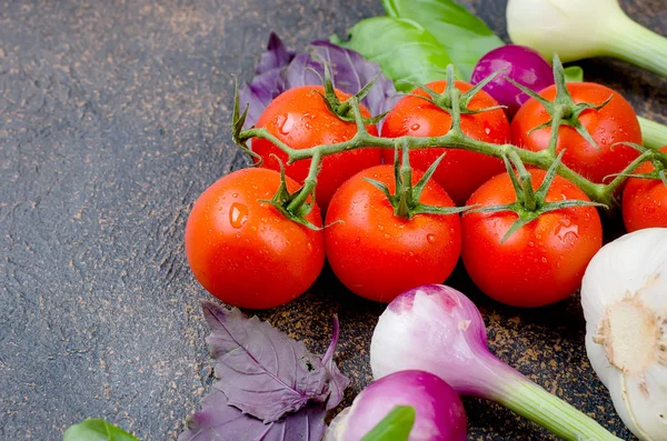 Tomates Rojos Amarillos Maduros Cebolla Verde Albahaca Ajo Sal Especias —  Fotos de Stock