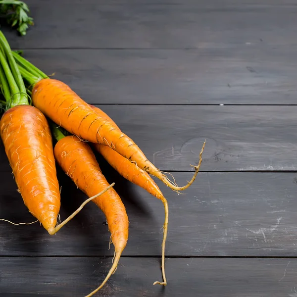 Ett Gäng Färska Morötter Med Gröna Blad Över Gammal Mörk — Stockfoto