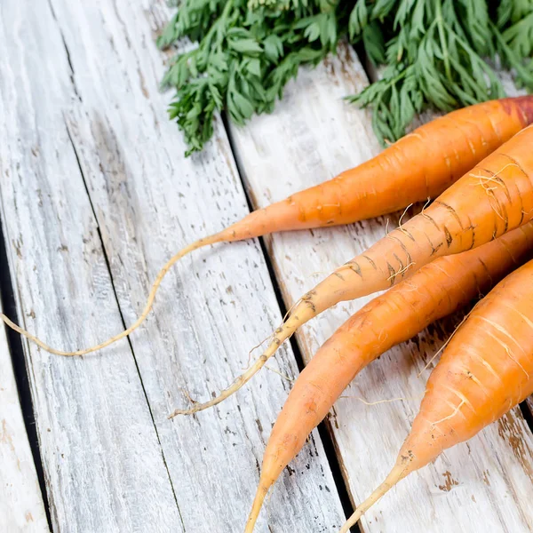 Gäng Färska Morötter Med Gröna Blad Rustik Vit Trä Bakgrund — Stockfoto