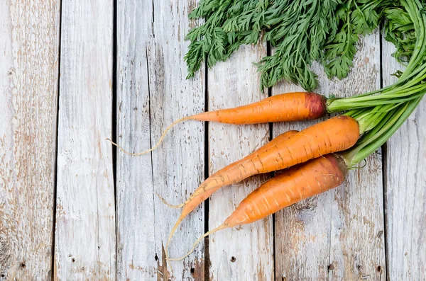 Manojo Zanahorias Frescas Con Hojas Verdes Sobre Fondo Rústico Madera —  Fotos de Stock