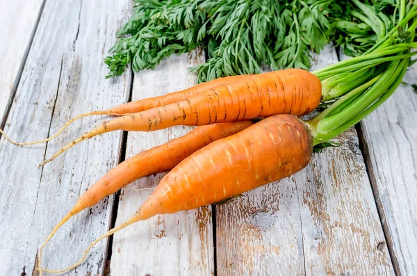 Gäng Färska Morötter Med Gröna Blad Rustik Vit Trä Bakgrund — Stockfoto