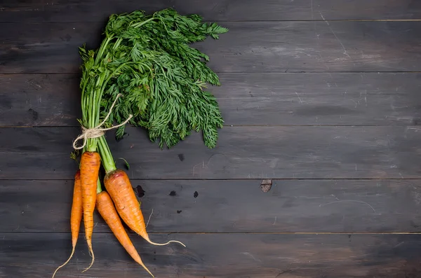 Ett Gäng Färska Morötter Med Gröna Blad Över Gammal Mörk — Stockfoto