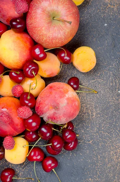 Misturou Muitas Frutas Sazonais Coloridas Diferentes Pêssegos Framboesas Cerejas Damascos — Fotografia de Stock