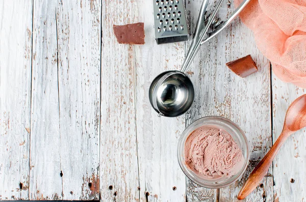 Bola Helado Chocolate Tazón Sobre Una Mesa Rústica Blanca Copiar —  Fotos de Stock