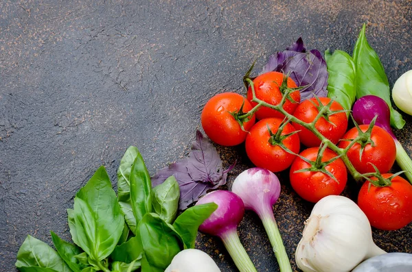 Tomates Rojos Amarillos Maduros Cebolla Verde Albahaca Ajo Sal Especias — Foto de Stock