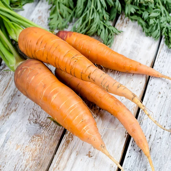 Gäng Färska Morötter Med Gröna Blad Rustik Vit Trä Bakgrund — Stockfoto