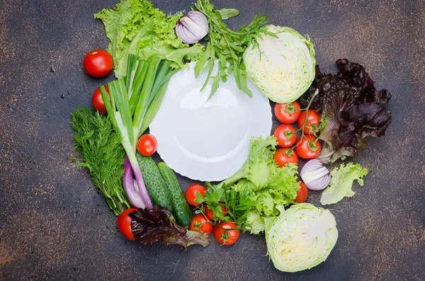 Tomaten Gurken Salatblätter Und Zwiebeln Einen Leeren Weißen Teller Herum — Stockfoto
