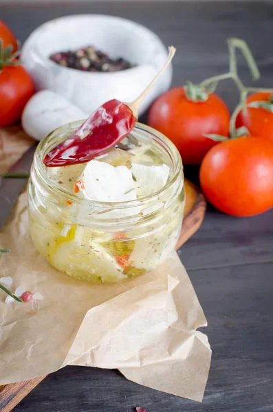 Marinierter Würziger Feta Glas Tomaten Für Den Salat Auf Dunklem — Stockfoto