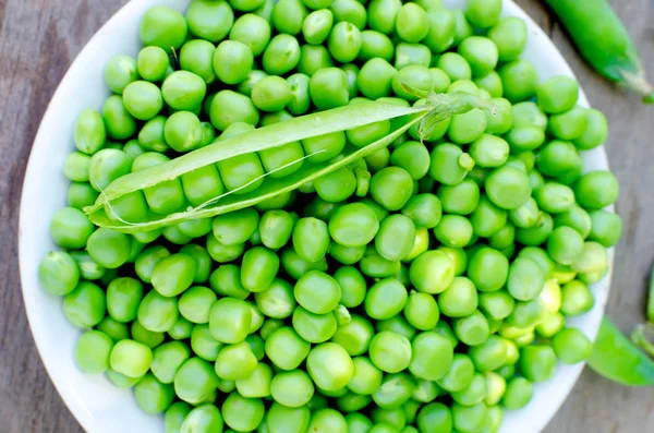 Young Green Peas Bowl Pods Peas Grey Old Wooden Backround — Stock Photo, Image