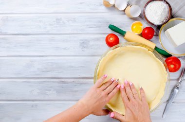 bir pişirme çanağı ve malzemeler için peynir ve domates, kopya alanı, üstten görünüm ile Yunan pasta pişirme için hamur ham Bankası