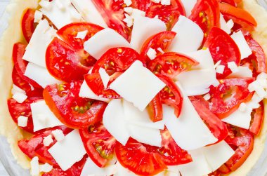 bir pişirme çanağı ve malzemeler için peynir ve domates, kopya alanı, üstten görünüm ile Yunan pasta pişirme için hamur ham Bankası