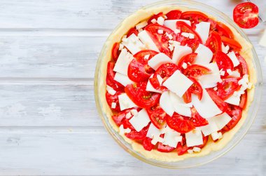 bir pişirme çanağı ve malzemeler için peynir ve domates, kopya alanı, üstten görünüm ile Yunan pasta pişirme için hamur ham Bankası