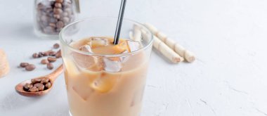 kahve buz cam ve kahve çekirdekleri bir gri tablosudur, üstten görünüm, kopya alanı