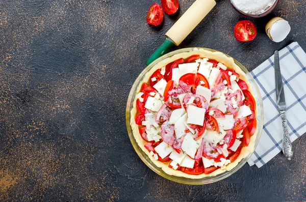 bir pişirme çanağı ve malzemeler için peynir ve domates koyu arka plan üzerinde kopya alanı, üstten görünüm ile Yunan pasta pişirme için hamur ham Bankası