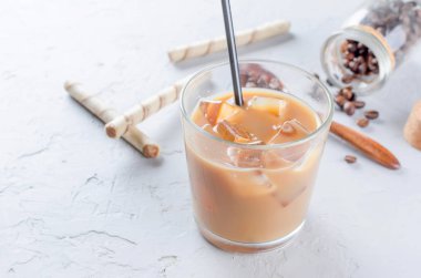 kahve buz cam ve gri bir tablo, üstten görünüm, tahta kaşık kahve çekirdekleri kopyalama alanı