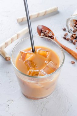 kahve buz cam ve gri bir tablo, üstten görünüm, tahta kaşık kahve çekirdekleri kopyalama alanı