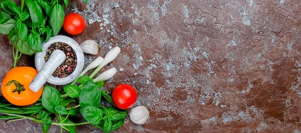 Tomates Rouges Jaunes Mûres Oignon Vert Basilic Ail Sel Épices — Photo