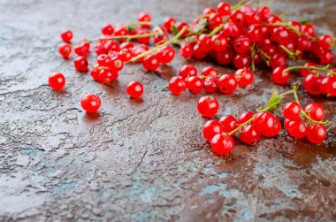 Olgun taze kırmızı kuş üzümü meyveleri koyu rustik arka üst görünümünde, kopya alanı
