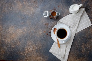 uçan daire, sütçü ve kahve tozu bir banka karanlık beton eski arka plan üzerinde beyaz bir fincan siyah koyu kahve