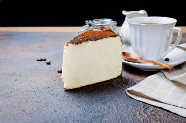 beyaz fincan kahve ya da koyu arka plan, üstten görünüm, kopya alanı cheesecake yumuşak peynir bir parçası ile siyah kahve