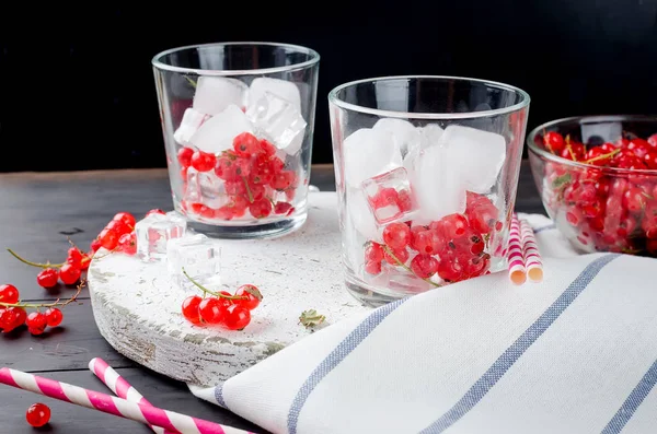 两杯鸡尾酒的红醋栗和冰和 Berryes 在碗上的黑暗背景 复制空间 — 图库照片