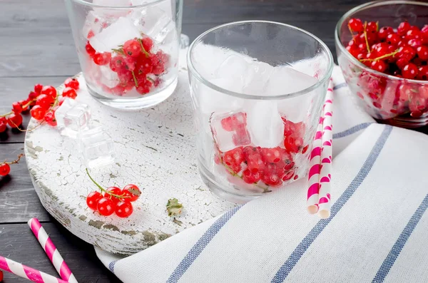Twee Glazen Met Een Cocktail Van Rode Bessen Ijs Berryes — Stockfoto
