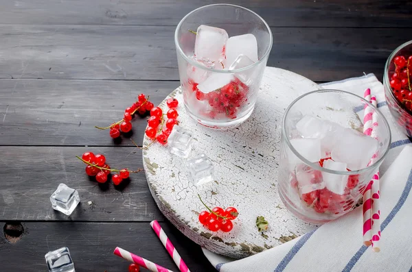 Två Glas Med Cocktail Röda Vinbär Och Och Berryes Skål — Stockfoto