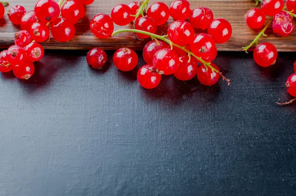 Olgun Taze Kırmızı Kuş Üzümü Meyveleri Koyu Rustik Arka Üst — Stok fotoğraf