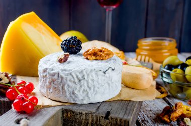 dilimlenmiş peynir, peynir küf, sert peynir, zeytin, ceviz, fıstık, tatlım, bir kadeh şarap, romantik bir akşam yemeği, bir yemek shurman için