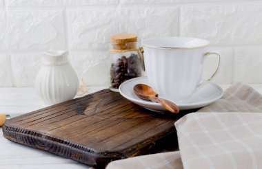 küme kahve, fincan, sütçü ve kahve çekirdekleri ayarla Kahvaltı, üstten görünüm, kopya alanı için beyaz eski masasında bir kutu boş kaplar