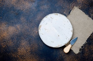 rustik koyu arka plan, üstten görünüm, kopya alanı boş kesme tahtası ve peynir bıçak