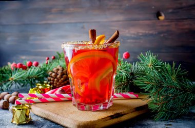 Geleneksel sıcak toddy kış baharat tarifi içkiyle. Sağlıklı organik ev yapımı tatil kutlama içecek cam. 