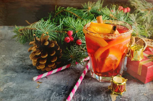 Geleneksel sıcak toddy kış baharat tarifi içkiyle. Sağlıklı organik ev yapımı tatil kutlama içecek cam. 