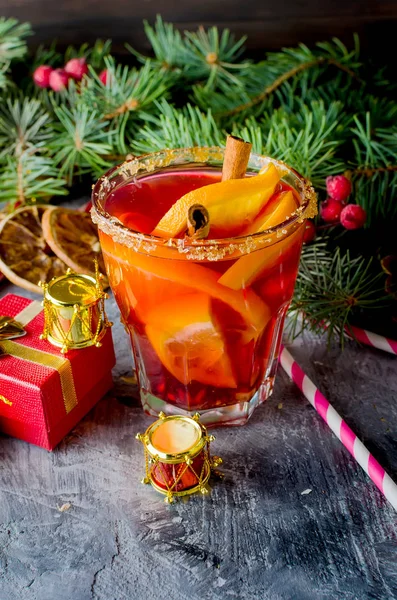 スパイス レシピで伝統的なホット トディ冬の飲み物 ガラスの健康有機自家製ホリデーお祝い飲み物 — ストック写真