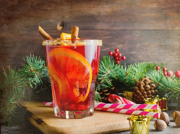 Geleneksel sıcak toddy kış baharat tarifi içkiyle. Sağlıklı organik ev yapımı tatil kutlama içecek cam. 