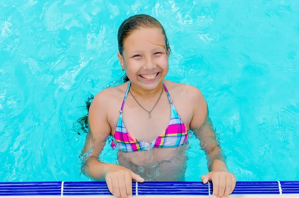 Active Petite Fille Heureuse Dans Piscine Aquapark Vacances Été Concept — Photo
