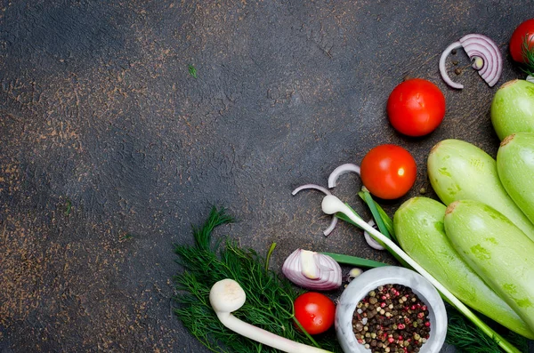 Junge Frühlingszucchini Tomaten Kräuter Und Gewürze Auf Schwarzem Hintergrund Von — Stockfoto