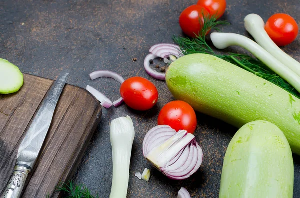 Junge Frühlingszucchini Tomaten Kräuter Und Gewürze Auf Schwarzem Hintergrund Von — Stockfoto