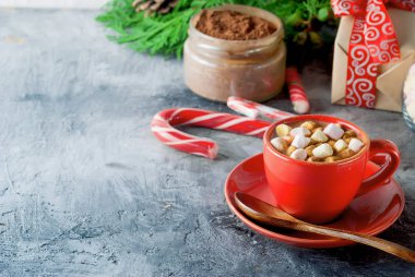 Kırmızı Kupası, ev yapımı Noel sıcak çikolata, Noel ve kış için bir köknar ağacı dalı, şekerler ve zencefilli bisküvi ahşap arka plan üzerinde tatil. Tatil kavramı, kopya alanı