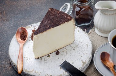 beyaz fincan kahve ya da koyu arka plan, kopya alanı üzerinde cheesecake yumuşak peynir bir parçası ile siyah kahve